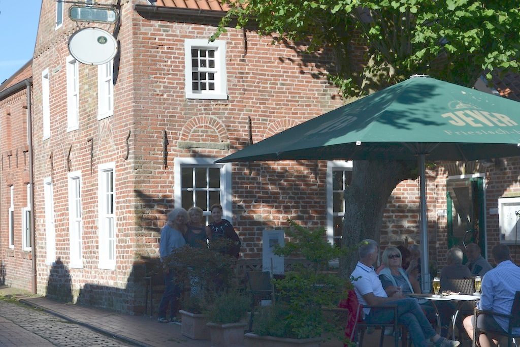 Ein Tisch und ein Kaffee im Schatten -Sommervergnügen Pilsum