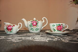 1_320px-Tea_set_in_the_style_of_East_Frisia,_Lower_Saxony,_Germany_-_20070408