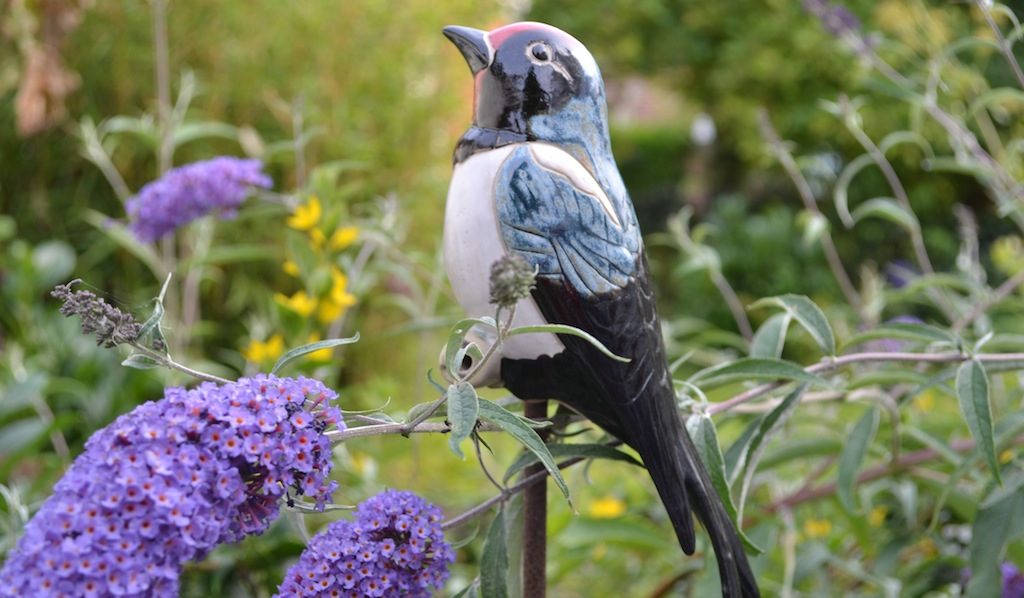 Bunte Gartenvögel in Handarbeit