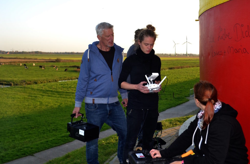 Drohnen Monitor und das Team bei der Arbeit