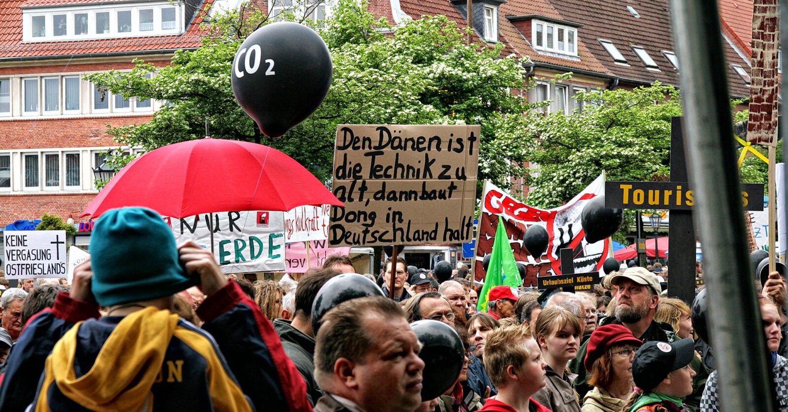 Demonstration gegen das geplante Kohlekraftwerk von Dong Energy am 17. Mai 2009 in Emden. Foto: Volkmar Kayser