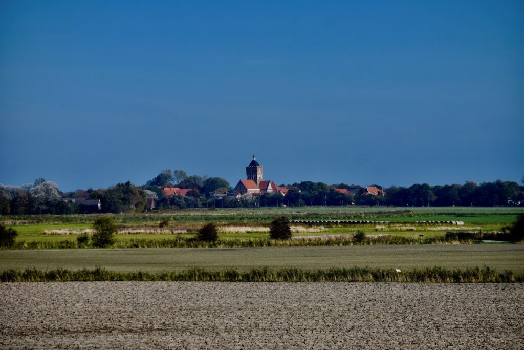 Pilsum die Kerk aus der Ferne