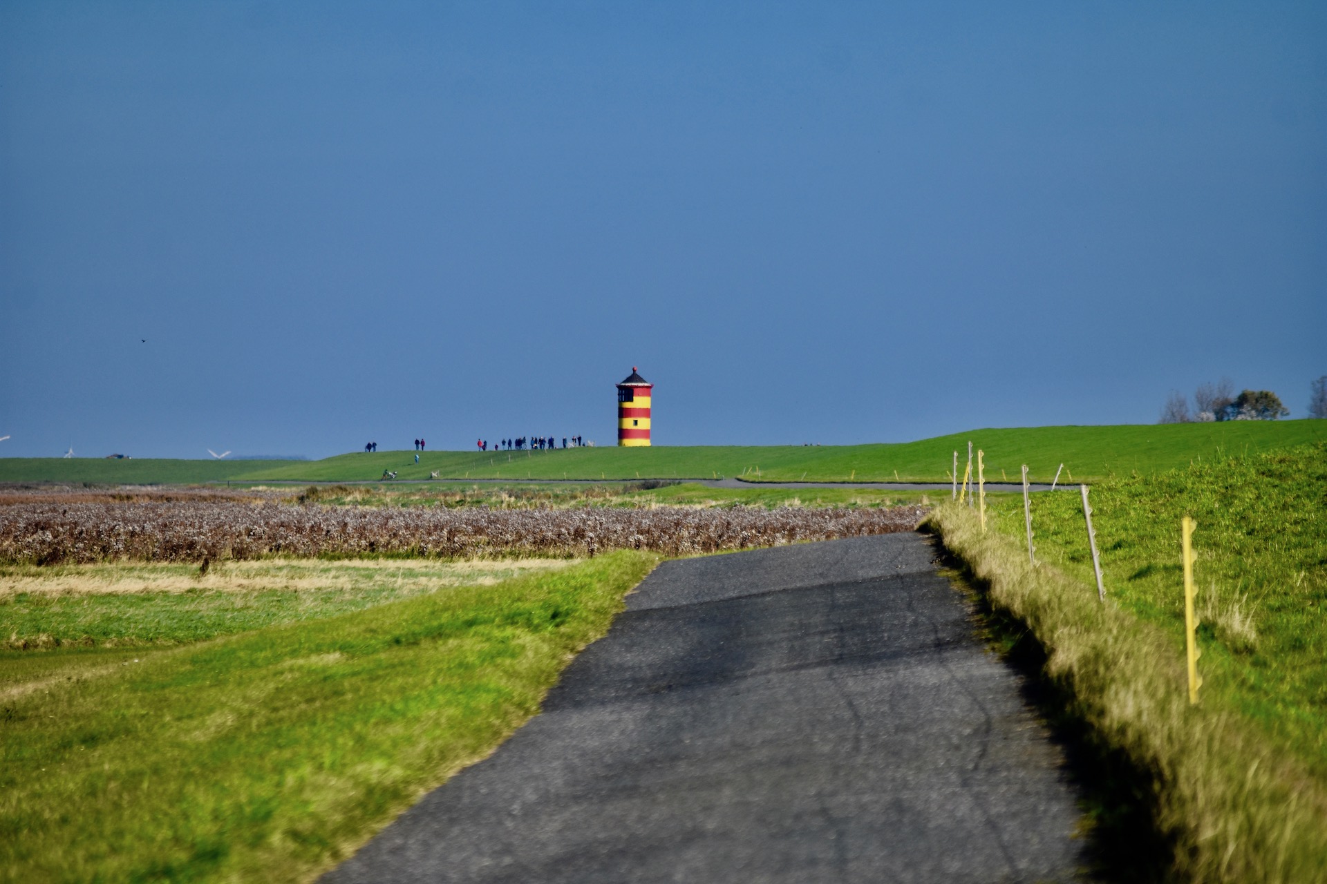 Der Leuchtturm von Pilsum von Loquard den Nordsee Deich entlang kommend
