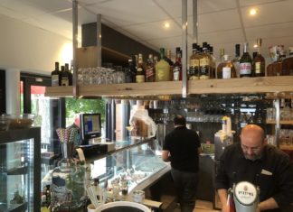 Eiscafe Bistro da Carmelo am Marktplatz in Pewsum