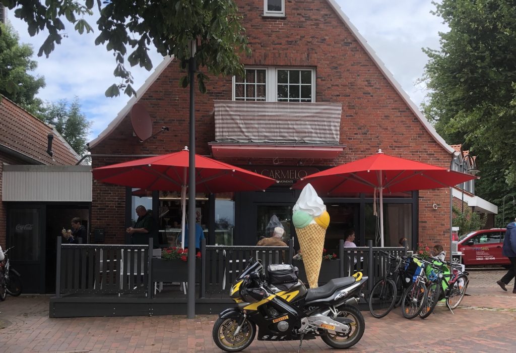 Eiscafe Bistro da Carmelo am Marktplatz in Pewsum