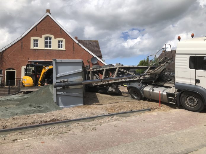 Sattelschlepper umgeschlagen in Loquard