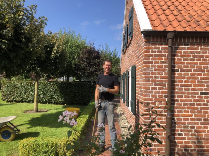 Edwin van Damme Loquard bei der Gartenpflege Er hat eine Baumschule und ein Lohnunternehmen