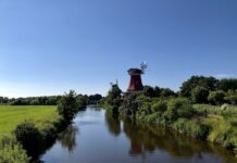 Die Zwillingsmühlen in Greetsiel im Sommer 2021