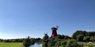 Die Zwillingsmühlen in Greetsiel im Sommer 2021