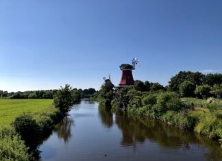 Die Zwillingsmühlen in Greetsiel im Sommer 2021