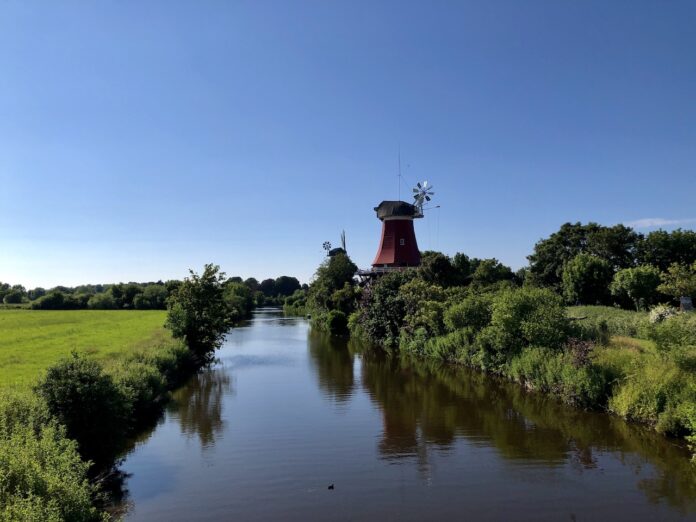 Die Zwillingsmühlen in Greetsiel im Sommer 2021