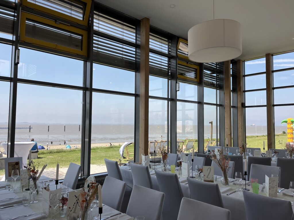 Strandlust Restaurant an der Knock in Emden mit Blick Richtung Nordsee