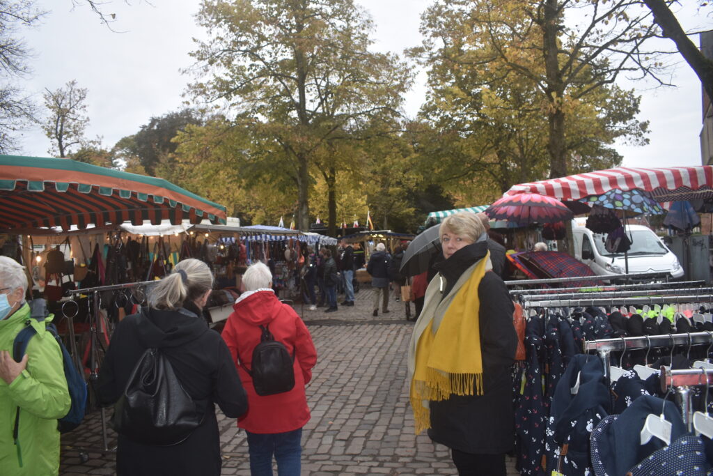 Kleidung, Pflanzen, Ofenfrisches Brot aus dem Backofen und leckere Erbsensuppe auf dem Bauernmarkt in Norden