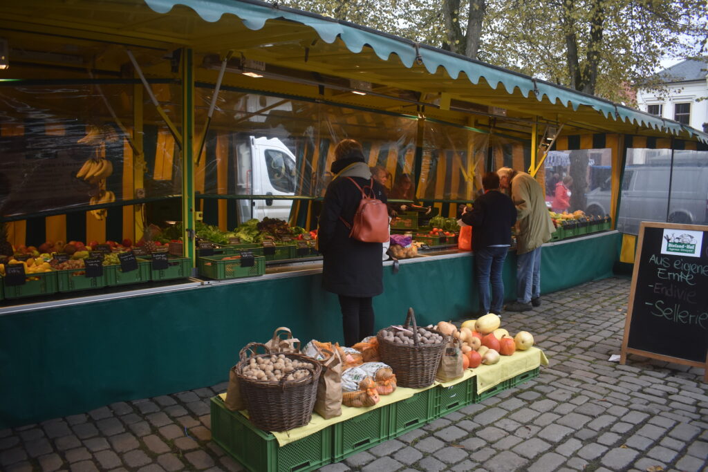 Frisches Obst und Gemüse aus eigenem Bio Anbau auf dem Bauernmarkt in Norden