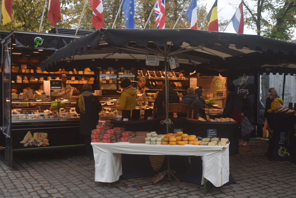 Leckere Käsespezialitäten auch von regionalen Herstellern auf dem Bauernmarkt Norden