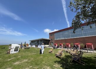 Emden- Ein Ausflug zur Strandlust an der Knock ist ein echtes Vergnügen Die Strandlust an der Knock chillen und lecker Essen in Strandkörben