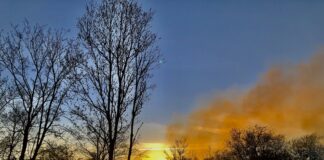 Sonnenuntergang beim Osterfeuer in Loquard