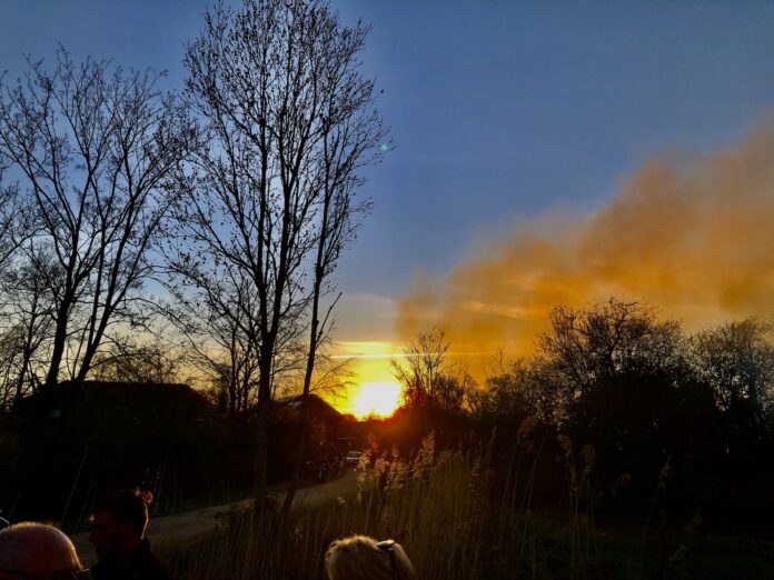 Sonnenuntergang beim Osterfeuer in Loquard