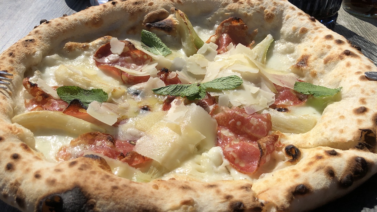 Neapolitanische Pizza Salami mit Fenchel und Minze