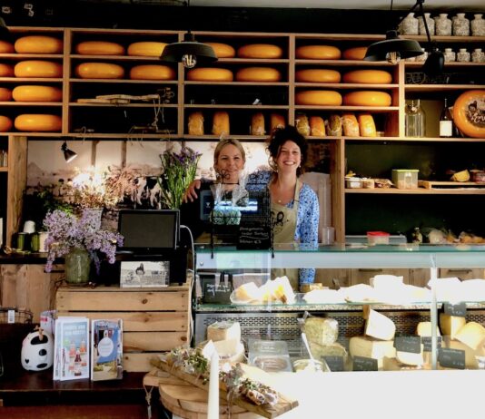 Antjes Käsehuus Twixlum – Wo der Gouda ganz besonders schmeckt Antjes Käsehuus in Twixlum - Käse und Kuchen aus eigener Herstellung von ostfriesischen Kühen