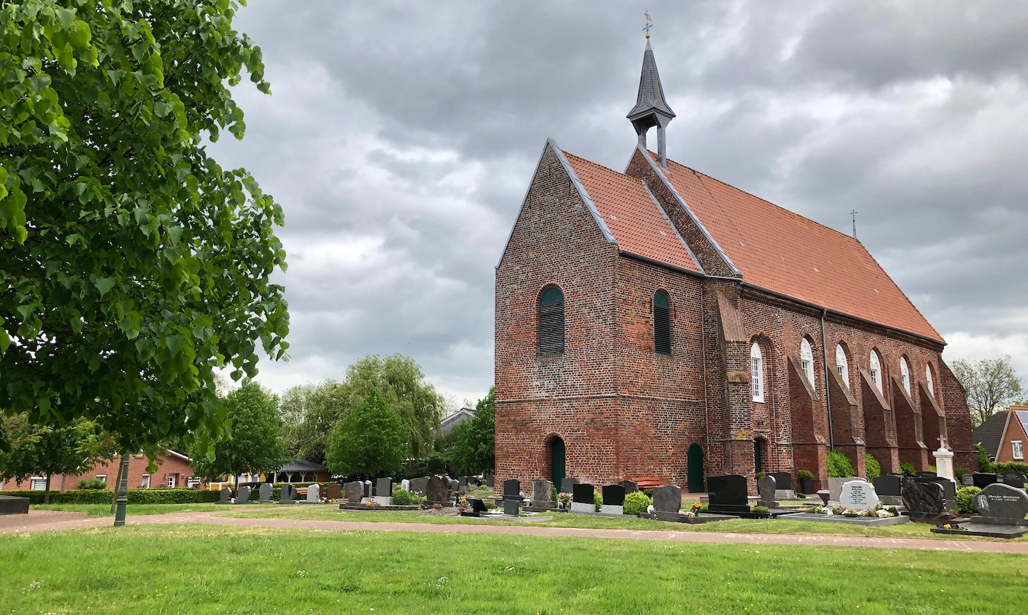 Antjes Käsehuus in Twixlum links von der Kirche im Ringgang liegt der Bauernhof und der Hofladen mit Kaffee 