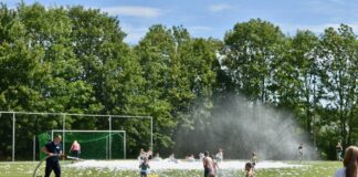 Feuerwehr Krummhörn Süd mit einer grandiosen Idee für das Kindervergnügen beim FC Loquard