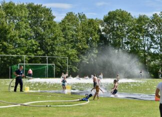 Feuerwehr Krummhörn Süd mit einer grandiosen Idee für das Kindervergnügen beim FC Loquard