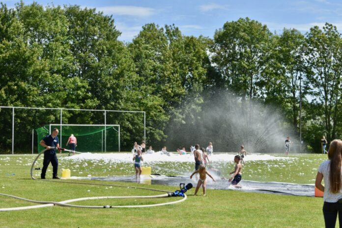 Feuerwehr Krummhörn Süd mit einer grandiosen Idee für das Kindervergnügen beim FC Loquard