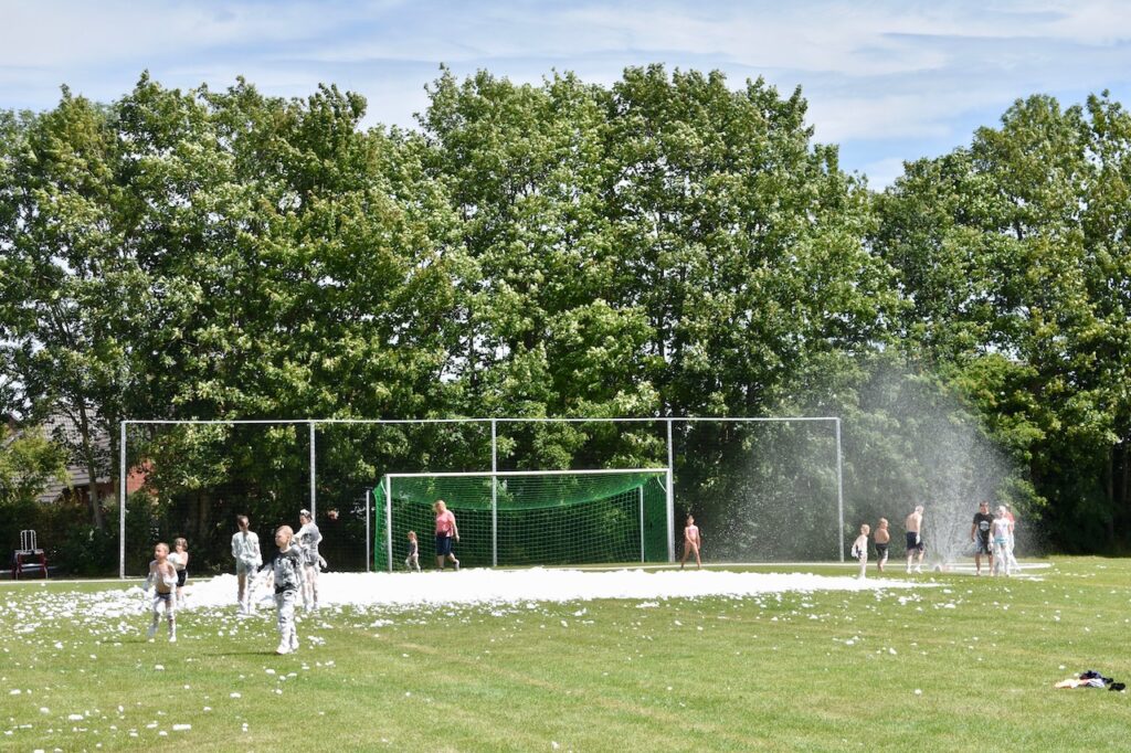 Feuerwehr Krummhörn Süd mit einer grandiosen Idee für das Kindervergnügen beim FC Loquard