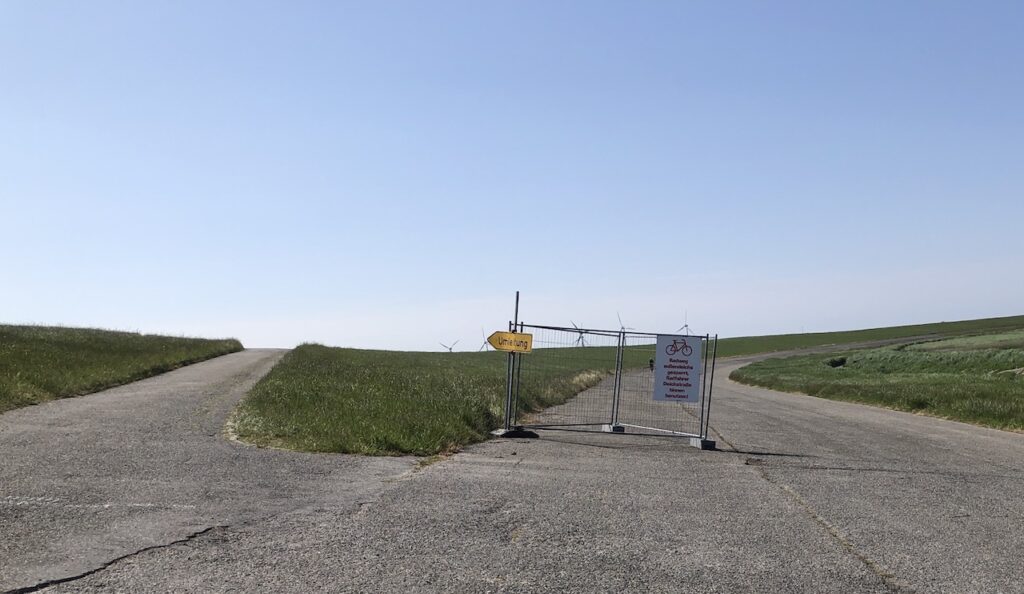 Hinter Pilsum Richtung Emden geht es links ab Umleitung nach Manslagt Groothusen Upleward