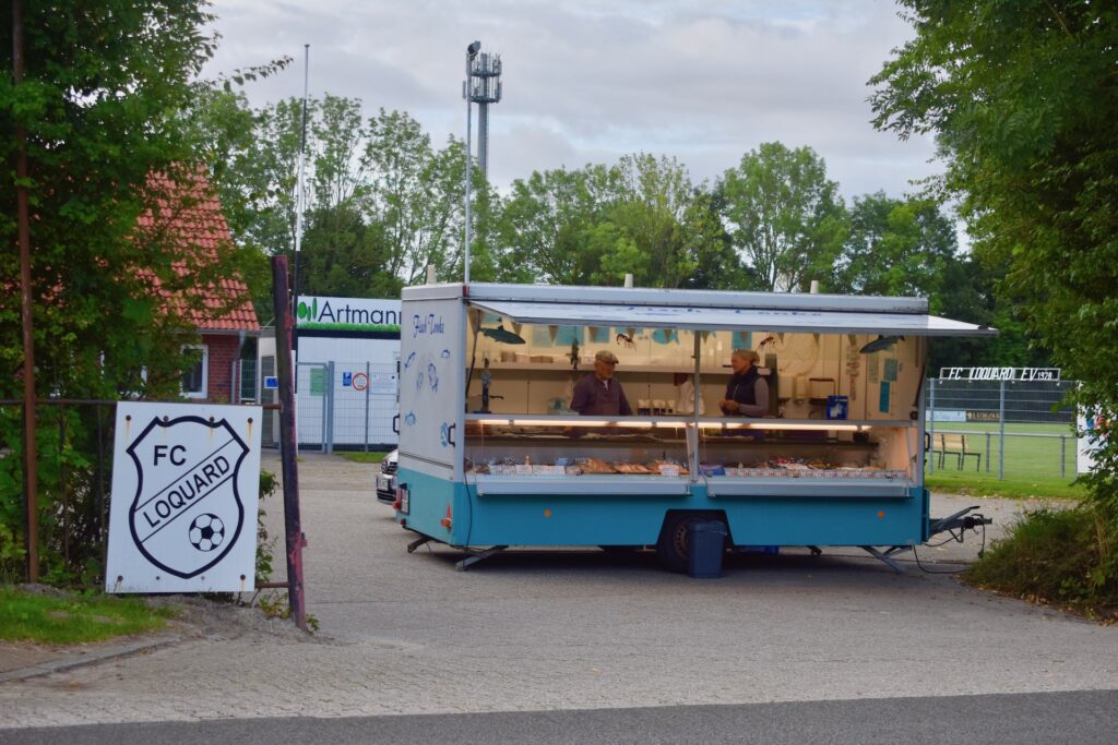 Fisch Tonke Donnerstags in Loquard jetzt beim FC Loquard - mit mehr Parkplätzen