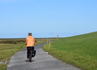 Radtour an der Nordsee Krummhörn auf dem Weg zum Nienhof