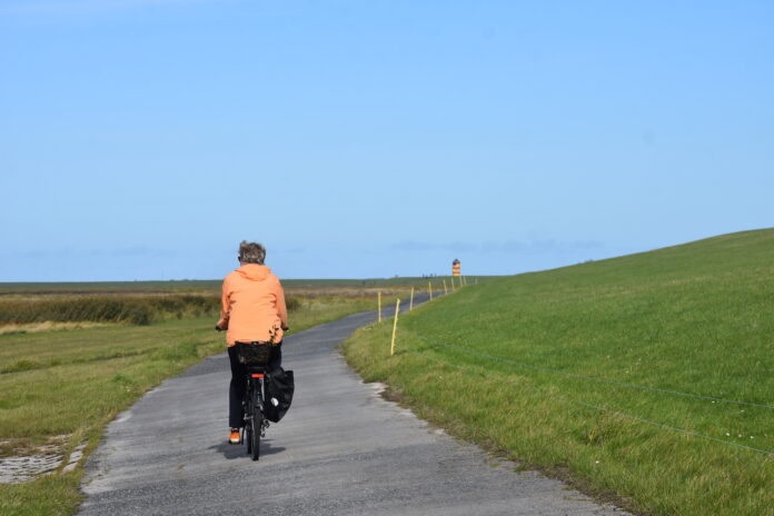 Radtour an der Nordsee Krummhörn auf dem Weg zum Nienhof