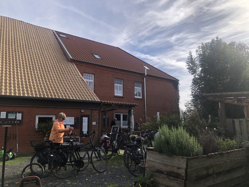 Für Radtouristen ist an alles gedacht- Blick auf die den Nienhof Krummhörn Ostfriesland