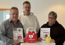 Unser Erster Vorsitzender Joachim Harberts (links), Loquards Ortsvorsteher Reiner Willms (mittig) und FCL-Schriftführer Michael Hüls (rechts) bei der Übergabe des Defibrillators. FCL-Bild: Thorsten Zeiß