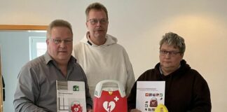 Unser Erster Vorsitzender Joachim Harberts (links), Loquards Ortsvorsteher Reiner Willms (mittig) und FCL-Schriftführer Michael Hüls (rechts) bei der Übergabe des Defibrillators. FCL-Bild: Thorsten Zeiß