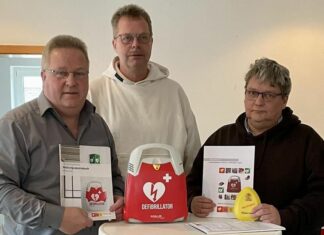 Unser Erster Vorsitzender Joachim Harberts (links), Loquards Ortsvorsteher Reiner Willms (mittig) und FCL-Schriftführer Michael Hüls (rechts) bei der Übergabe des Defibrillators. FCL-Bild: Thorsten Zeiß