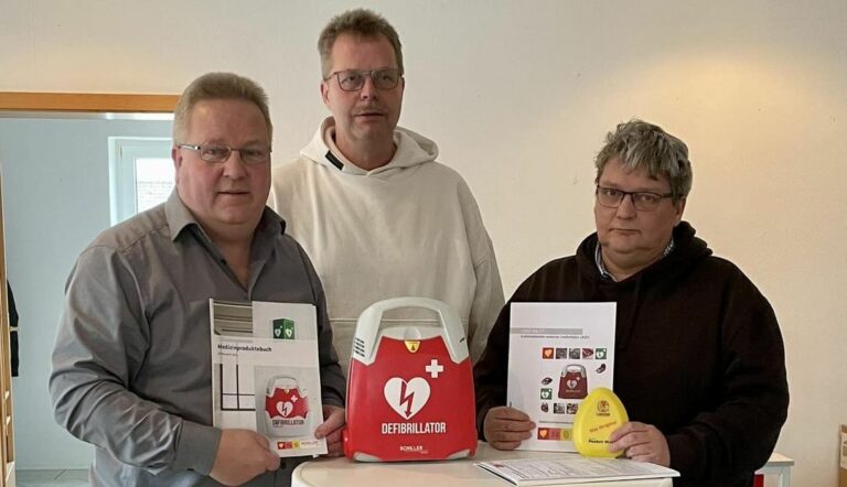 Unser Erster Vorsitzender Joachim Harberts (links), Loquards Ortsvorsteher Reiner Willms (mittig) und FCL-Schriftführer Michael Hüls (rechts) bei der Übergabe des Defibrillators. FCL-Bild: Thorsten Zeiß