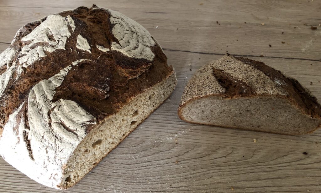 Zwei verschiedene Dinkel Brote von Bäckermeister Karl-Heinz Ubben Warfenbäckerei Woltzeten