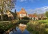 Loquard am Burggraben mit der historischen Kirche im Hintergrund