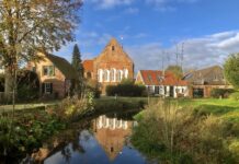 Loquard am Burggraben mit der historischen Kirche im Hintergrund