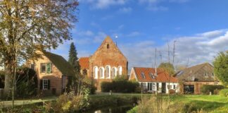 Loquard am Burggraben mit der historischen Kirche im Hintergrund