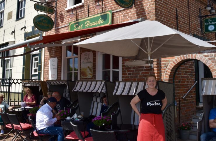 Greetsiel – „Dat Huuske“ Tee- und Kaffeehaus Dat Huuske Greetsiel Birgitta Kluck die neue Inhaberin vor dem traditionellen Teehaus.