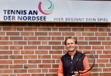 Geschäftsführer & Partner vor der Tennishalle in Norden