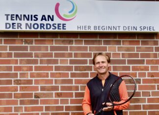 Geschäftsführer & Partner vor der Tennishalle in Norden