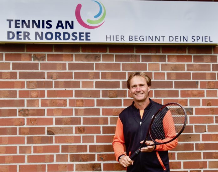 Geschäftsführer & Partner vor der Tennishalle in Norden