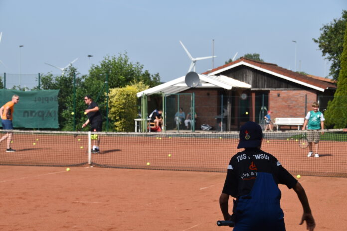 Tennis Spaß und Spiel beim Schnupper-Tennis T.u.S. Pewsum 1863