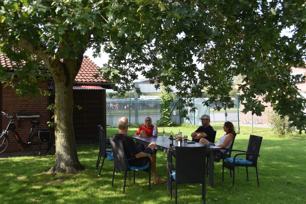 Gemütliche Runde im Schatten neben dem Tennisplatz in Pewsum