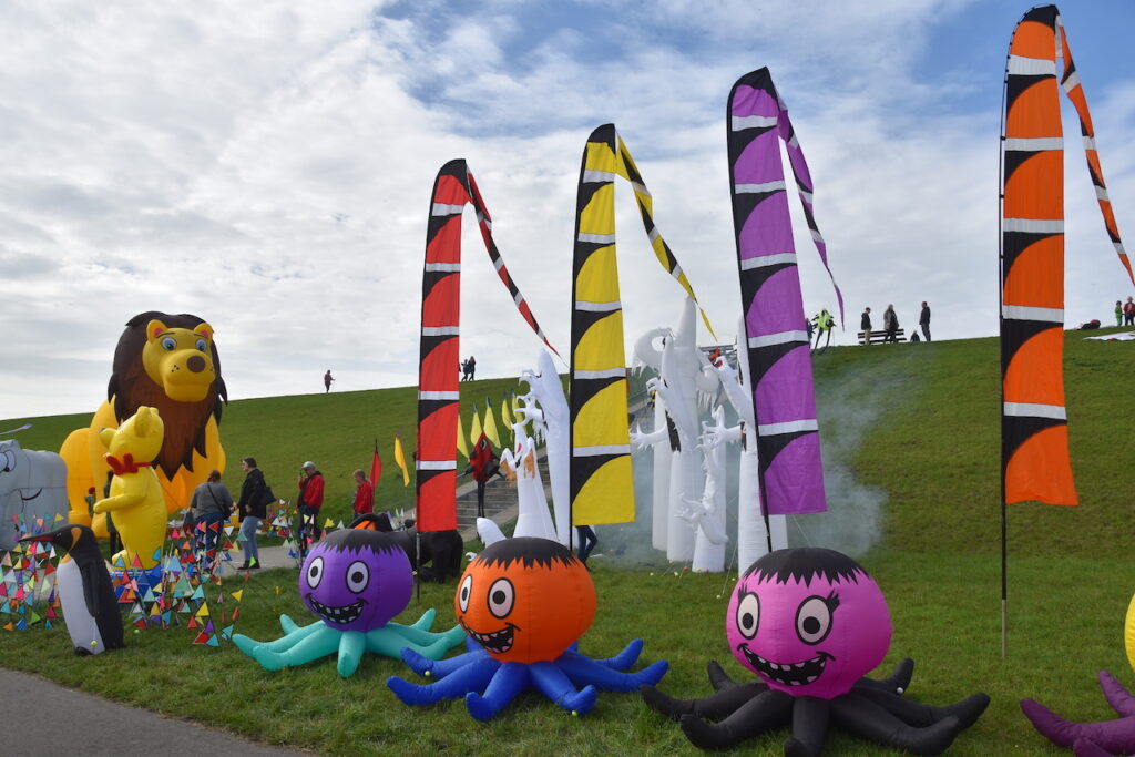 Drachenfest Krummhörn veranstaltet von der Tourismus GmBH Greetsiel