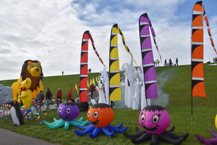 Drachenfest Krummhörn veranstaltet von der Tourismus GmBH Greetsiel